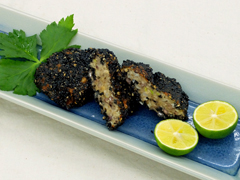 軟骨の黒ごま揚げ