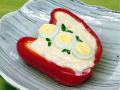赤パプリカと鮭のふわふわ蒸し