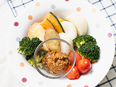 蒸し野菜の味噌オリーブだれ